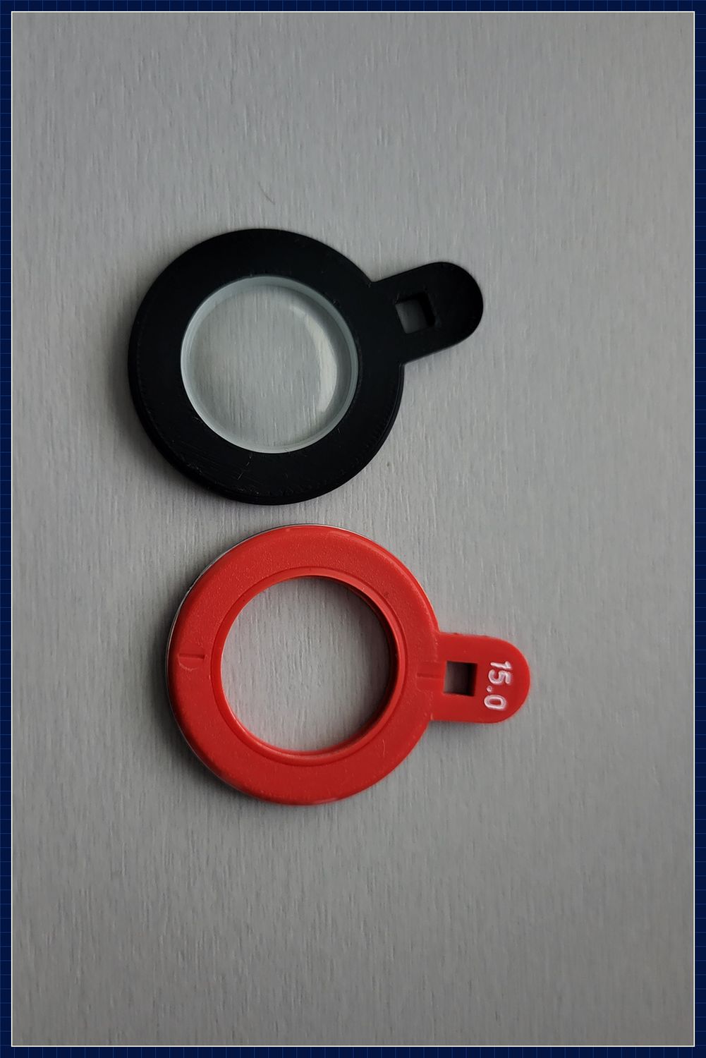 Gedruckte schwarze Fassung mit Glas und roter Ring