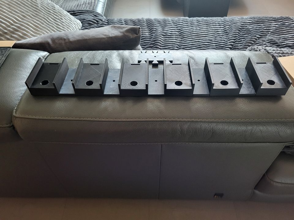 Modular erweiterbare Wartungshalterungen in Schwarz